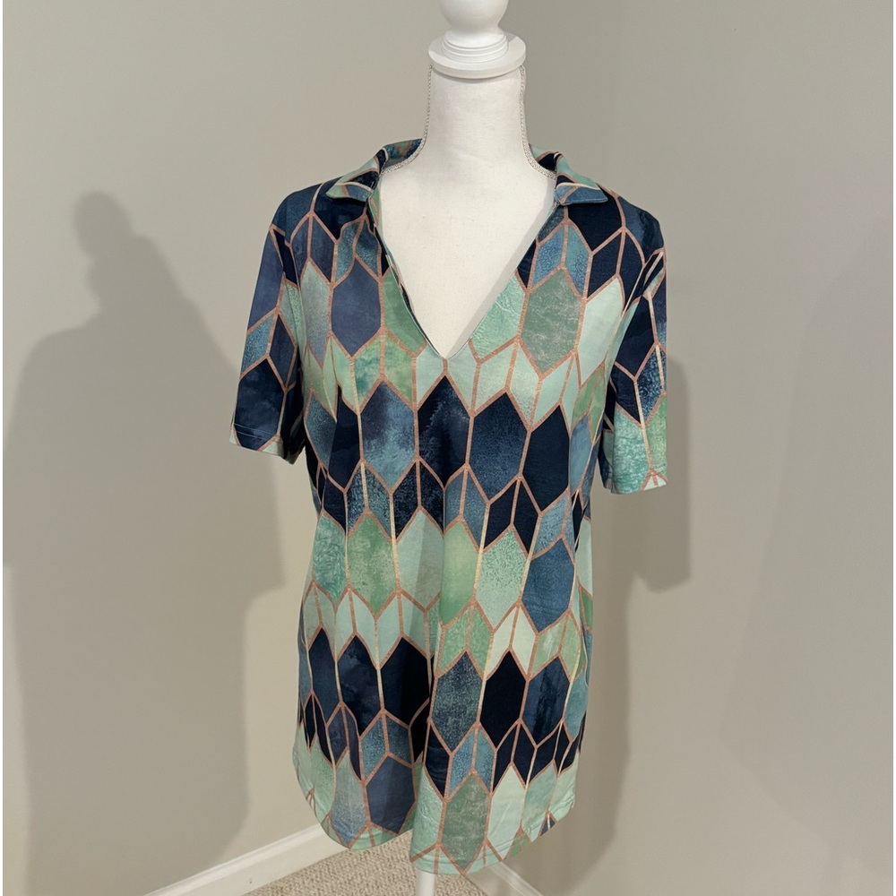 NWT Women’s Patterned V Nevk Short Sleeve Top